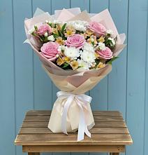 Букет цветов из:  Гвоздики, Орхидеи и Розы в Нестеровском