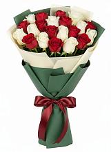 Букет Микс из красных и белых роз в Нестеровском