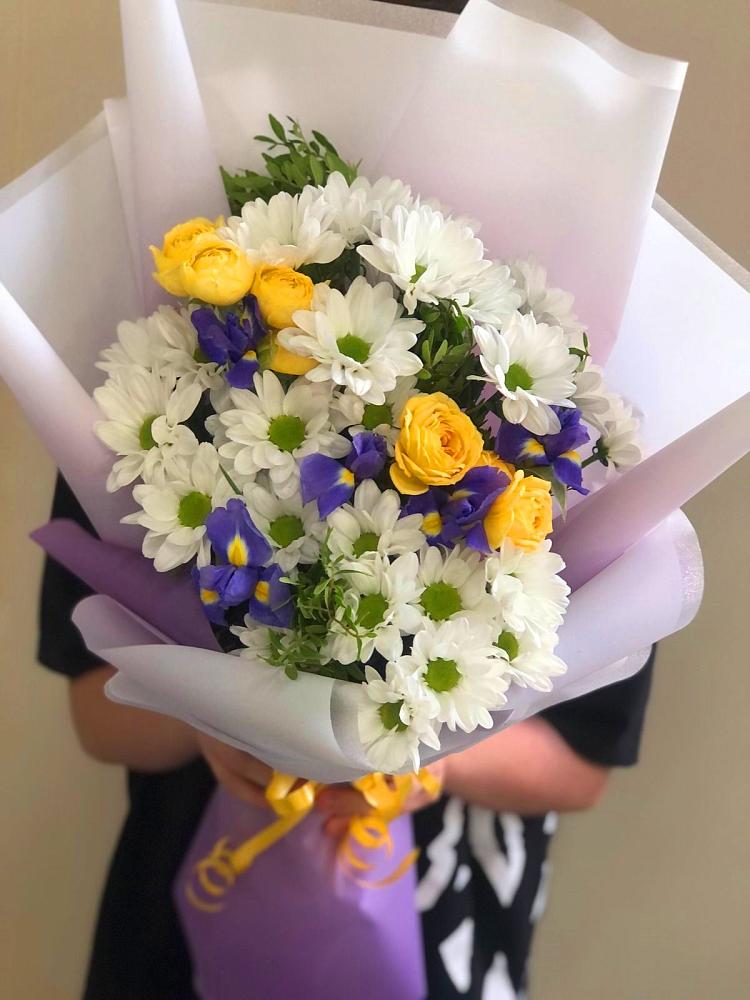 Букет цветов из: Ирисы, Хризантемы и Розы в Нестеровском