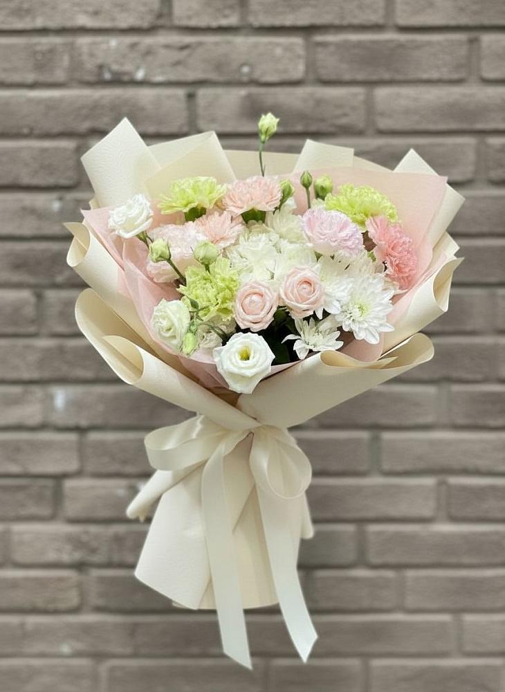 Букет цветов из: Гвоздики, Розы, Лизиантусы и Хризантемы в Нестеровском