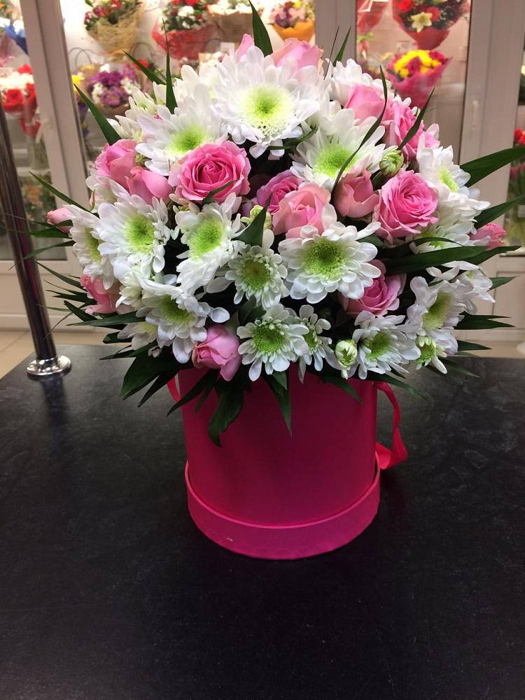 Цветочная композиция из Розы и Хризантемы в шляпной коробке в Нестеровском