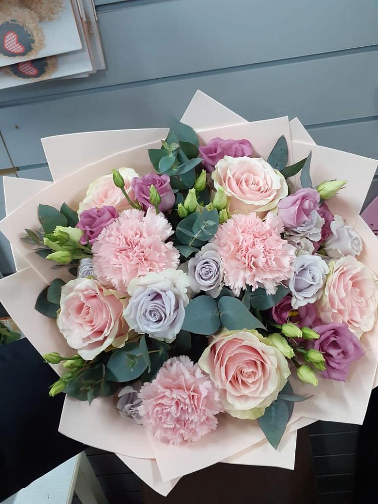 Букет цветов из: Розы, Гвоздики и Лизиантусы в Нестеровском